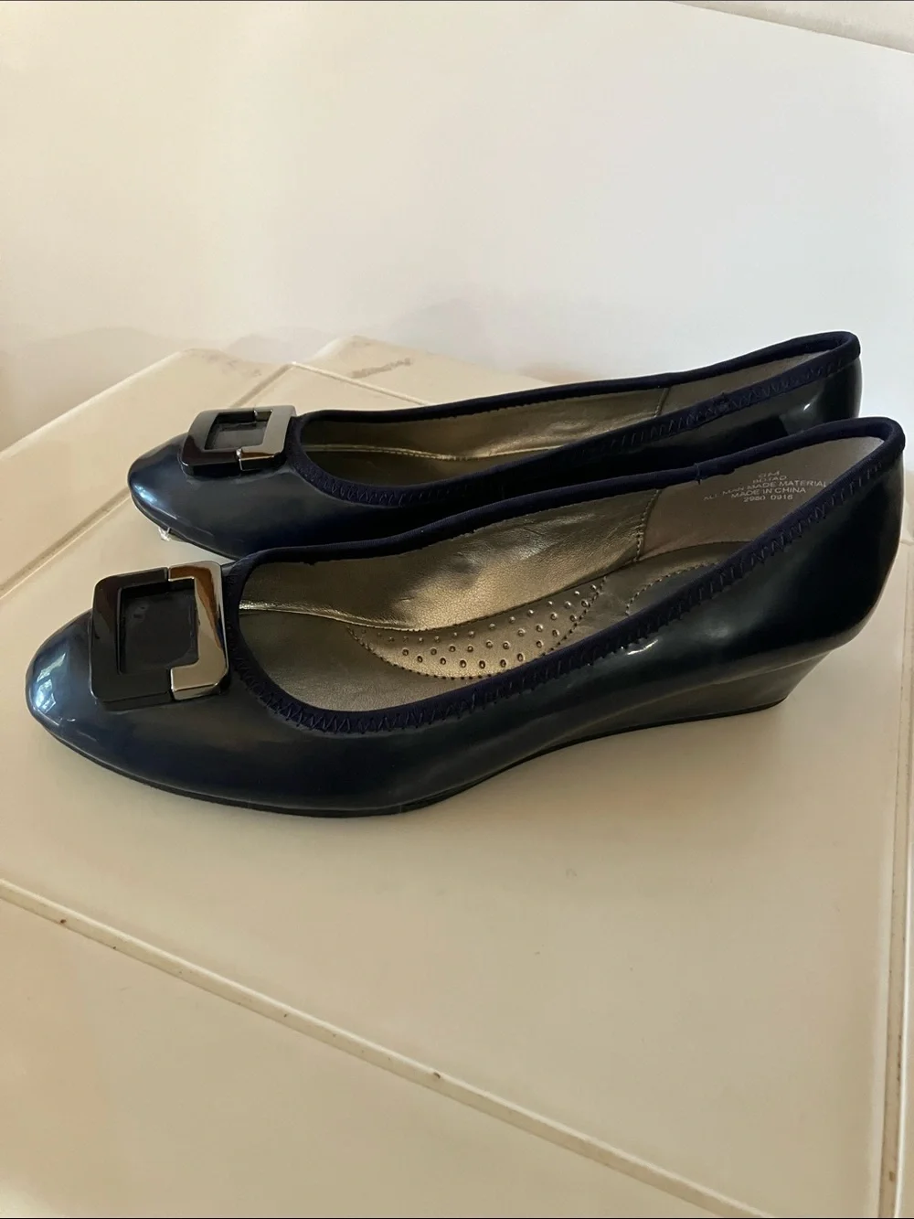 Bandolino Tad Women’s Sz 6 Navy w/Silver Bucket Slip on wedge shoe New w/box